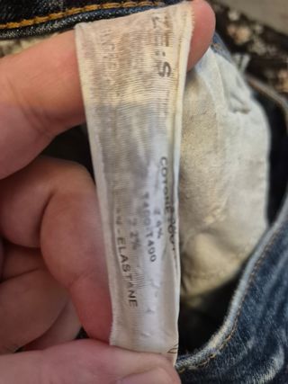 Pitillos elásticos azules desgastados