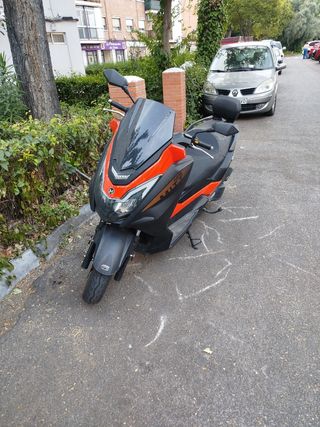 Moto Scooter Naranja y Negra