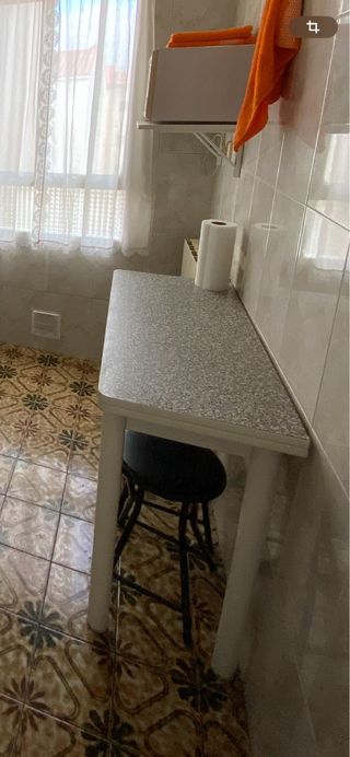 Mesa de cocina gris y blanca