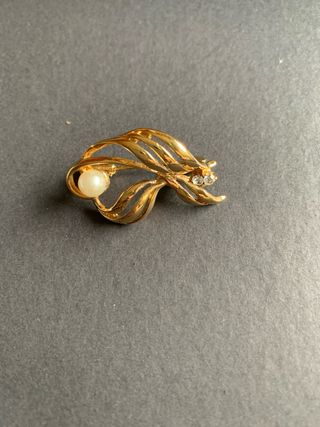 Broche dorado con perla y pedrería