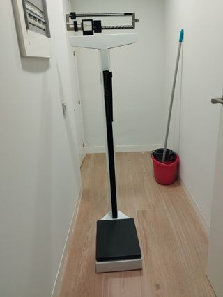 Báscula médica blanca