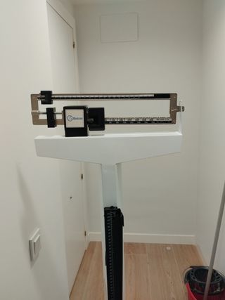 Báscula médica blanca