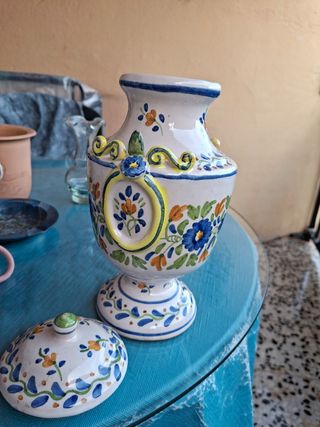 Jarrón de cerámica,bombonera con tapa decorado