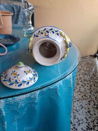 Jarrón de cerámica,bombonera con tapa decorado