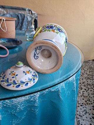 Jarrón de cerámica,bombonera con tapa decorado