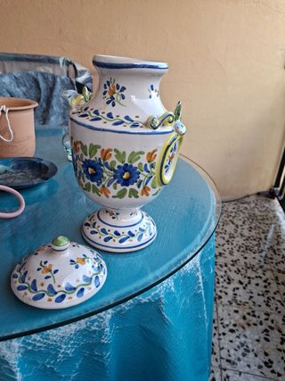 Jarrón de cerámica,bombonera con tapa decorado