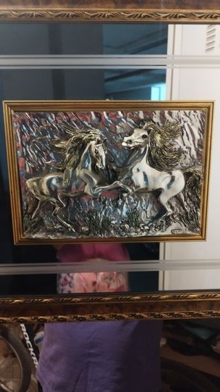 Espejo con relieve de caballos en plata