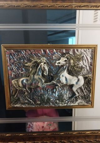 Espejo con relieve de caballos en plata