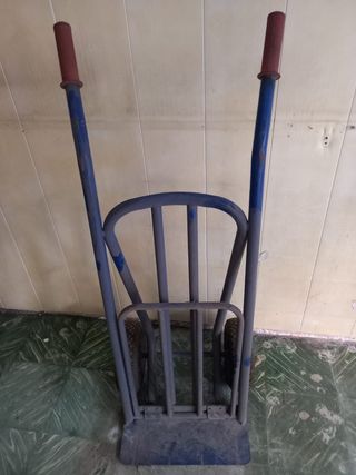Carretilla de mano azul