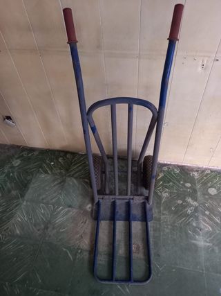 Carretilla de mano azul