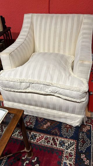 Dos sillones de tela beige