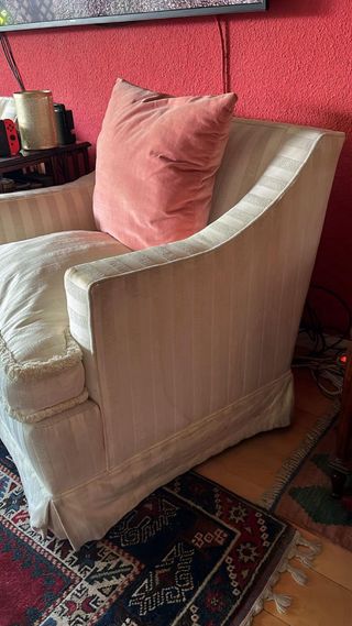 Dos sillones de tela beige