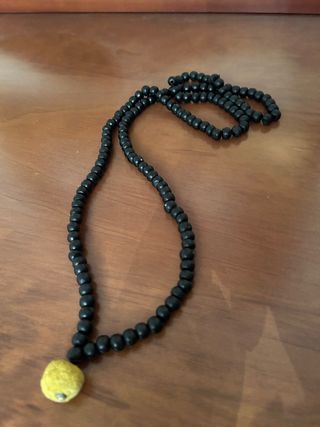 Collar de bolas negras con detalle amarillo