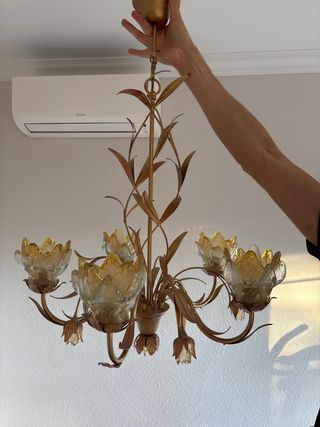 Lámpara de techo dorada con tulipas de cristal