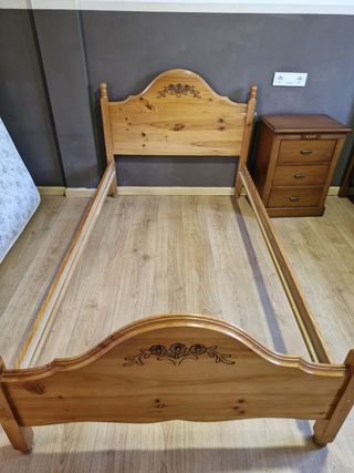 Cama de madera con detalles florales