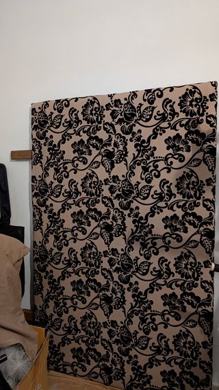 Cabecero de cama beige y negro estilo damasco
