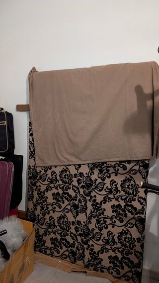 Cabecero de cama beige y negro estilo damasco
