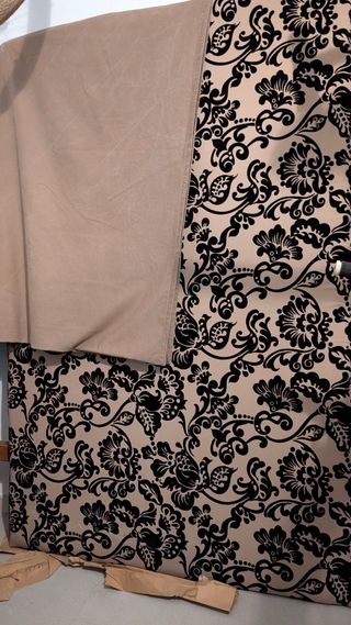 Cabecero de cama beige y negro estilo damasco

