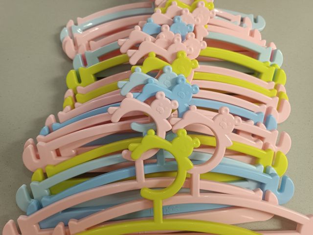 Perchas para niños de plástico