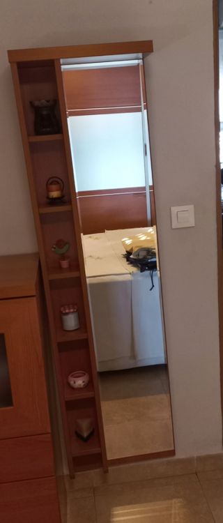 Espejo de madera con estantes