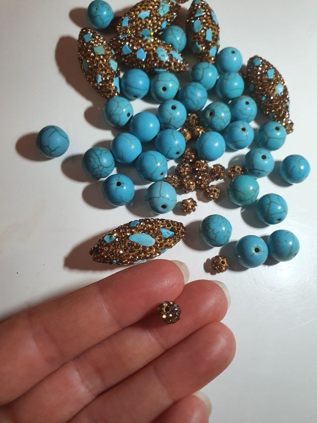 Set perline azzurre e oro