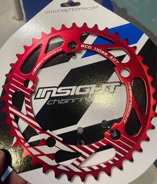 Corona BMX Insight 40T 110mm color rojo. 