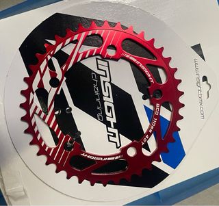 Corona BMX Insight 40T 110mm color rojo. 