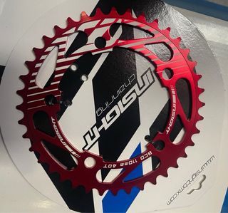 Corona BMX Insight 40T 110mm color rojo. 