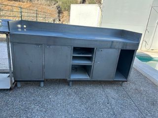 Mueble bajo de acero con tres puertas