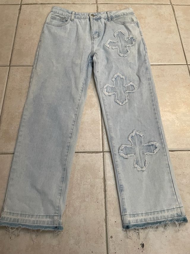 Vaqueros flare desgastados con cruces