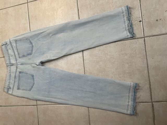 Vaqueros flare desgastados con cruces