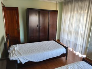Cama de madera oscura con cabecero con ratán