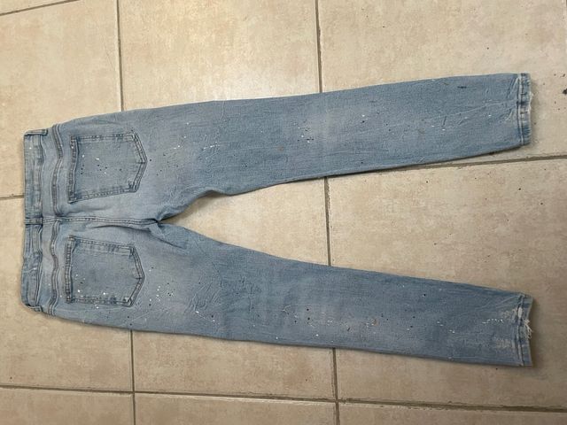 Vaqueros desgastados con pintura