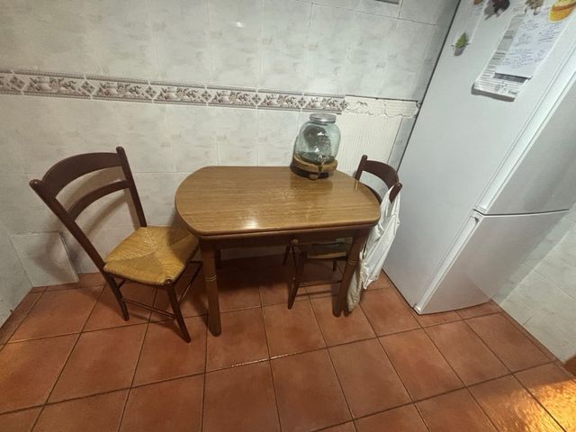 Se vende mesas de cocina con dos sillas