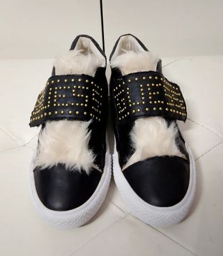 Scarpe Guess con pelliccia
Pochi pezzi particolari