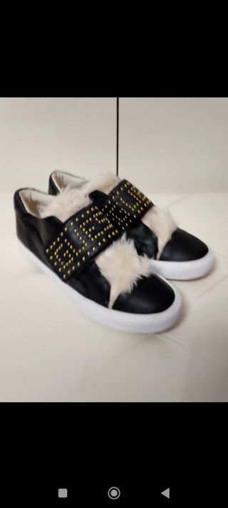 Scarpe Guess con pelliccia
Pochi pezzi particolari