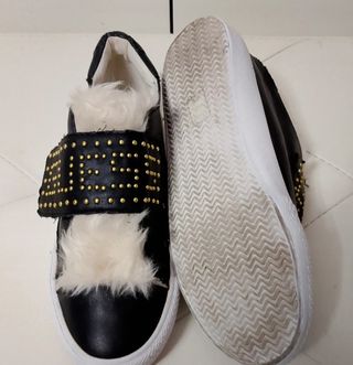 Scarpe Guess con pelliccia
Pochi pezzi particolari