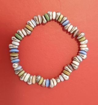 Pulsera Multicolor con Detalles Plateados