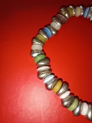 Pulsera Multicolor con Detalles Plateados