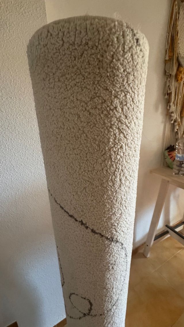 Tappeto beige con volti di donna