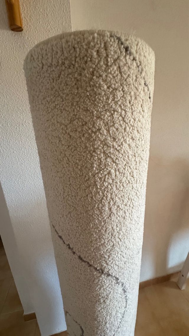 Tappeto beige con volti di donna