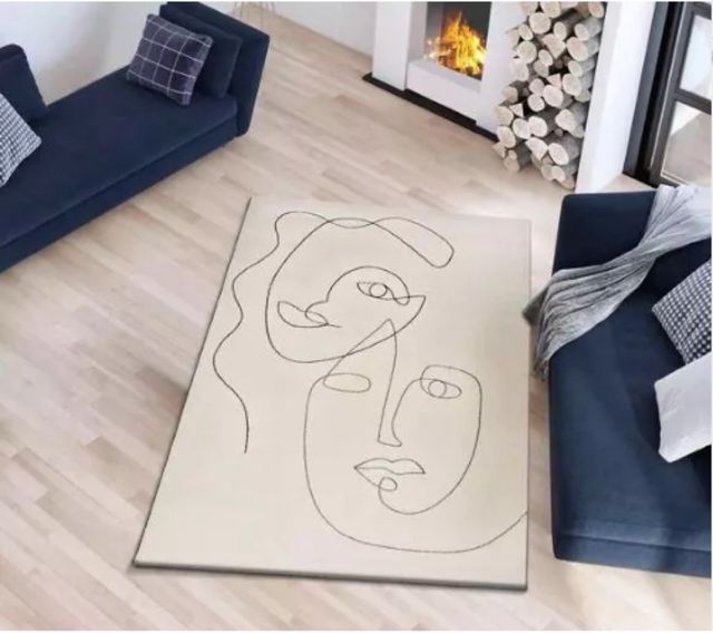 Tappeto beige con volti di donna