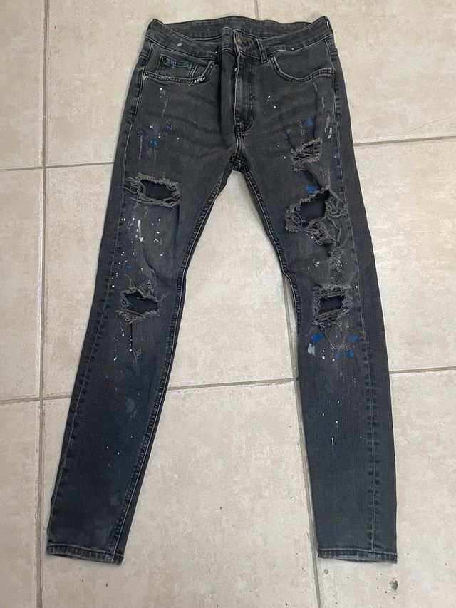 Vaqueros negros con pintura multicolor