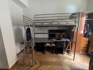 Litera con  mesa de escritorio y colchón.
