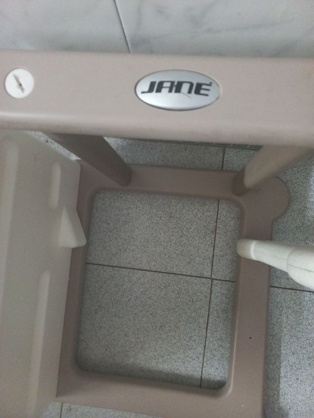 Mesa trona Jane se regala taburete