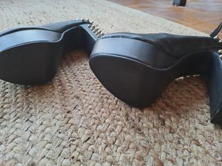 Zapatos negros QUANTICLO con tachuelas
