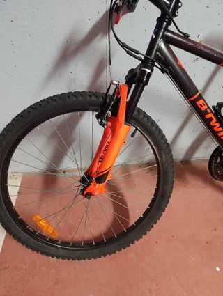 Bicicleta BTWIN Negra y Naranja