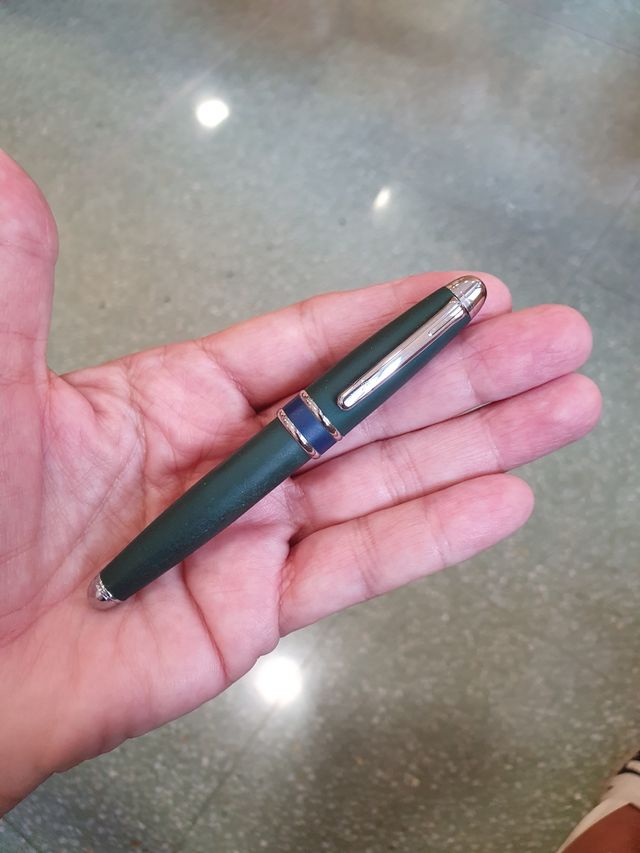 Pluma estilográfica verde y azul con detalles plat