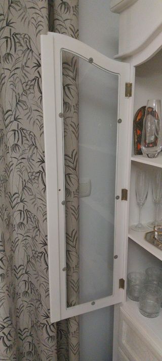Vitrina de salón blanca