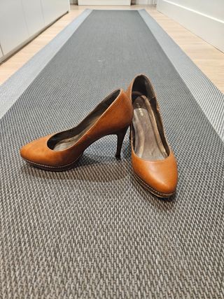 Zapatos de tacón marrones